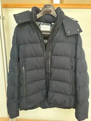 네이비 후드 부착 다운 자켓