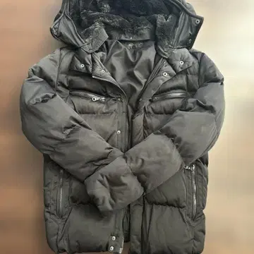 후드 부착 블랙 다운 자켓