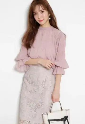 아푸와이저 리셰 백리본 셔링 블라우스