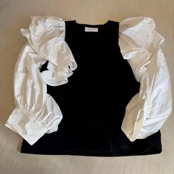 새상품 EASY&CHIC FLICKA 프릴 슬리브 상의