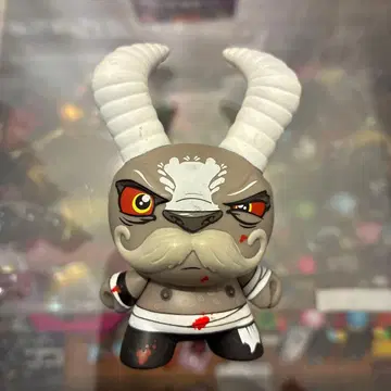 Kidrobot 피규어 뿔 달린
