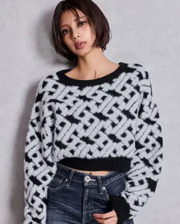 GYDA GG 체인 로고 라메 니트탑 블랙 크롭