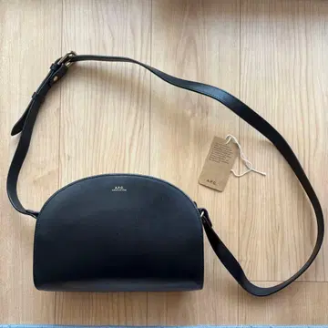 A.P.C 아페쎄 숄더백 하프문 블랙