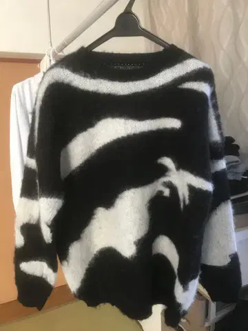 카우 패턴 긴팔 니트 스웨터