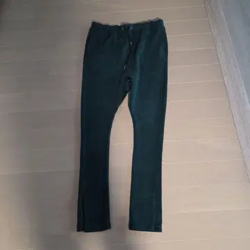 다크 그린 조거 팬츠 슬릿 포함