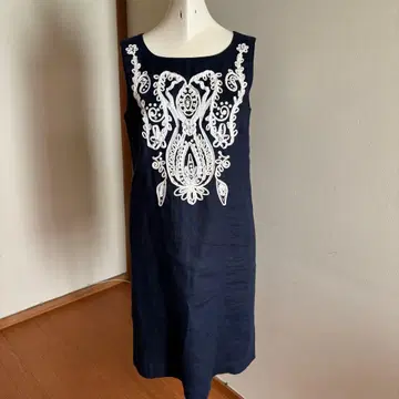 슈퍼 뷰티 네이비 슬리브리스 원피스 화이트 자수