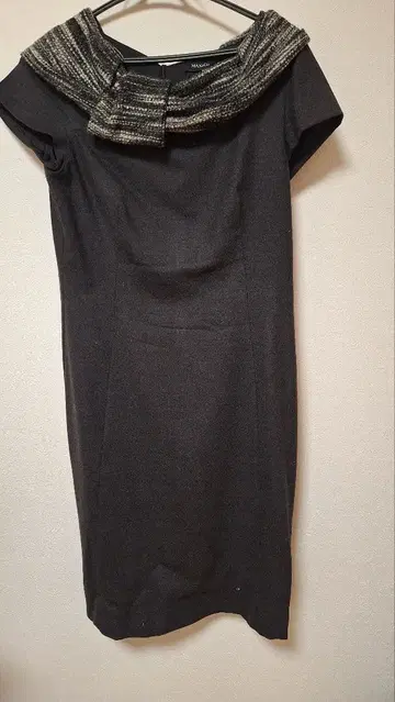 블랙 타이트 핏 무릎 기장 원피스