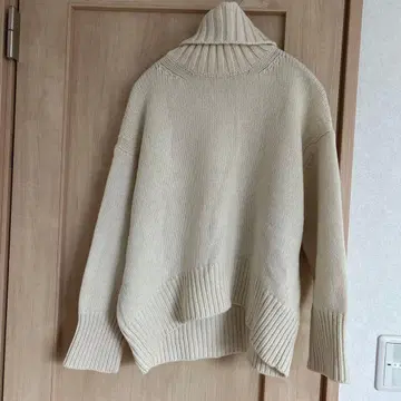 크림색 오버 사이즈 터틀넥 니트