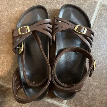 BIRKENSTOCK 브라운 스트랩 샌들