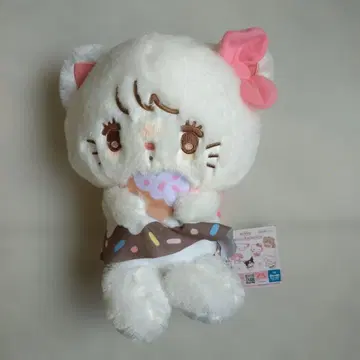 아이스크림을 든 화이트 봉제 인형