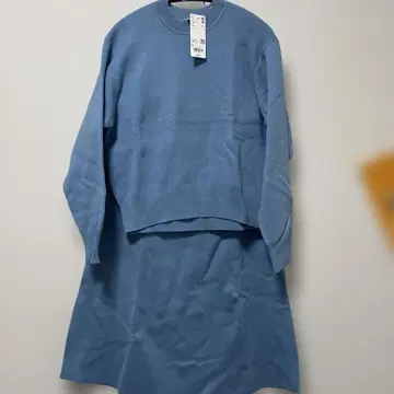 유니클로 스무스 코튼 크루넥 스웨터 블렌드 스커트 세트