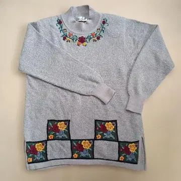 사레팔레 꽃무늬 자수 하이넥 니트