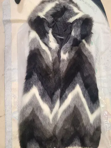 그레이와 화이트의 후드 부착 베스트