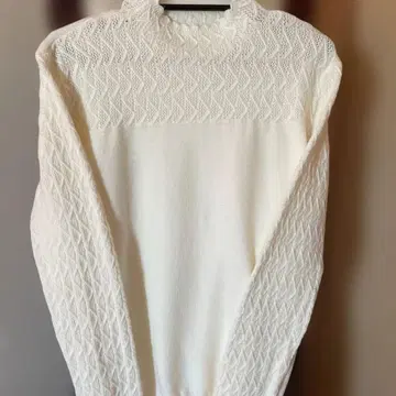 화이트 편직 무늬 스웨터 긴팔