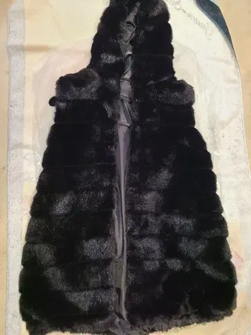 후드 부착 블랙 퍼 베스트