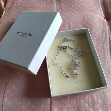 반돔 부티크 플라워 목걸이