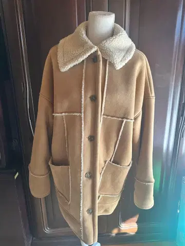 베이지 플리스 옷깃 무스탕 코트