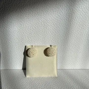 아쉬페프랑스 아이보리 볼형 비즈 귀걸이