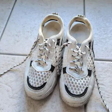 화이트 메쉬 스포츠 스니커즈