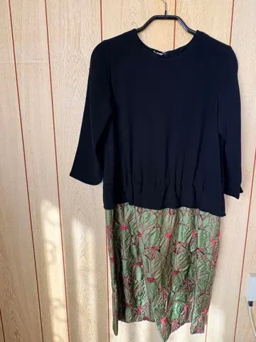 블랙 그린 꽃무늬 무릎 기장 원피스 7부 소매