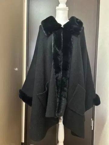 퍼 달린 블랙 판초