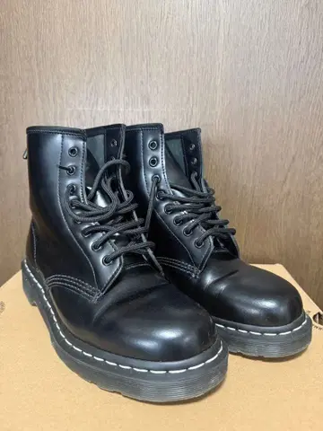 1460 화이트 스티치 8홀 부츠 (UK8)