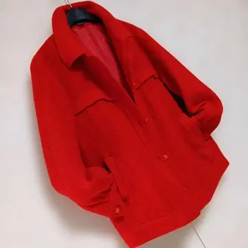 빨간색 버튼이 달린 캐주얼 자켓