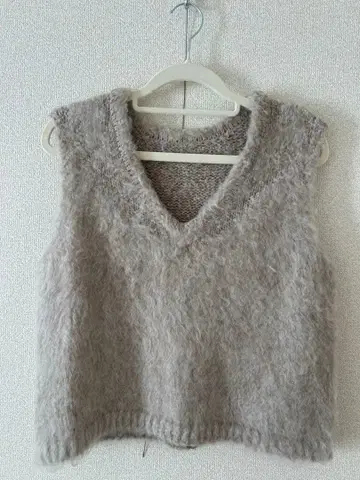 Thevon. 슬리브리스 V넥 스웨터