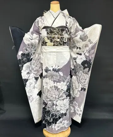 화이트 베이스의 시크한 모란과 국화, 벚꽃 후리소데 풀세트