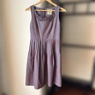 호코모모라 슬리브리스 무릎 기장 원피스 퍼플