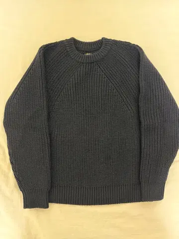 BATONER 시그니처 크루넥 니트 스웨터