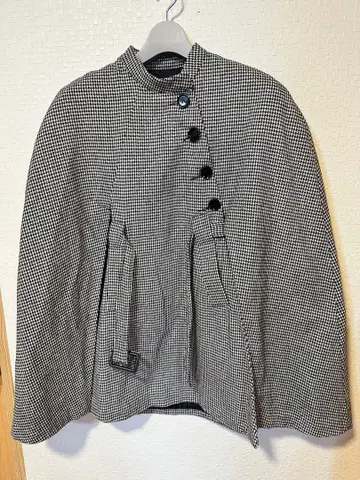 체크 무늬 케이프 코트와 스커트