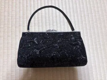 비즈 장식 블랙 숄더백