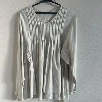 가격표 포함 라이트 그레이 플리츠 V넥 긴팔 블라우스
