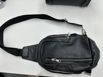 다케오 키쿠치 블랙 바디백 2396