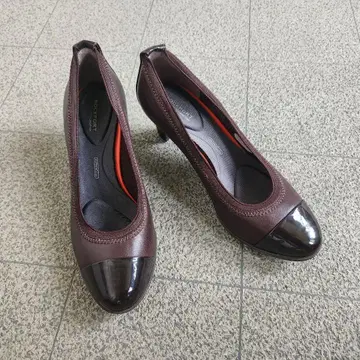 새상품급 ROCKPORT 앞 에나멜 펌프스 22.5cm 브라운 5-99