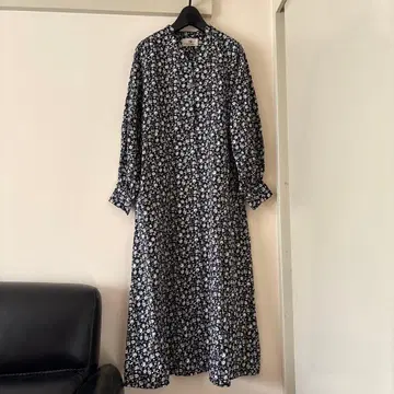 써니클라우드 흑백 꽃무늬 원피스