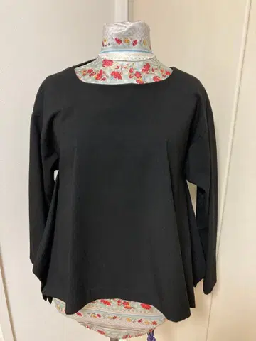 [ 거의 새상품 ] Petit Maison 변형 상의