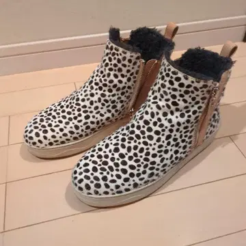 사이드 고어 부츠 화이트 블랙 도트 무늬