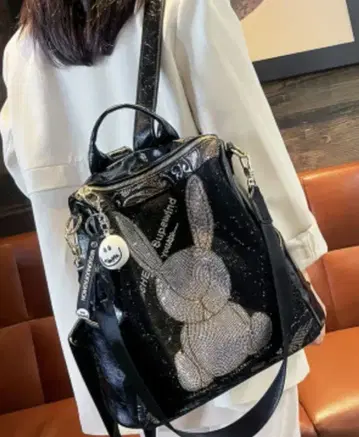 토끼 모티브 블랙 백팩