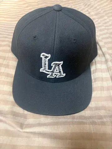 Kustomstyle LA 로고 블랙 캡