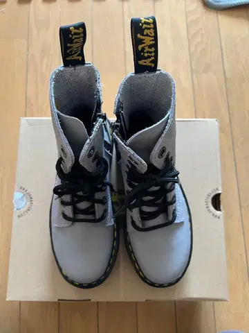 Dr. Martens 그레이 통굽 부츠
