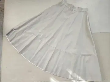 스트로베리 필드 이치에 아이보리 인조 가죽 플레어 스커트