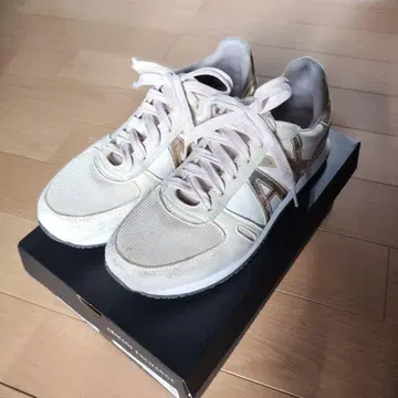 ARMANI EXCHANGE 베이지 스니커즈