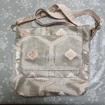 실버 핑크 자수 숄더백
