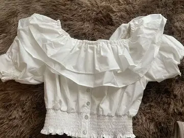 화이트 프릴 오프숄더 셔츠 리엔다