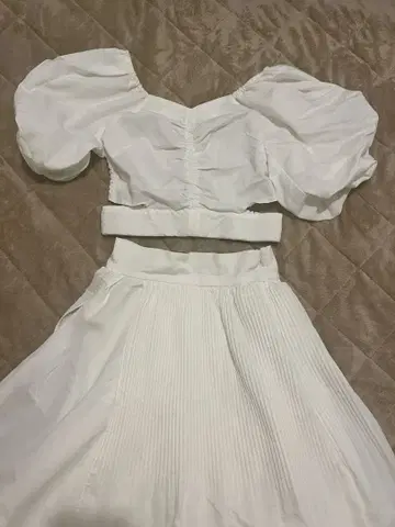 화이트 셋업 퍼프 슬리브 로얄 파티