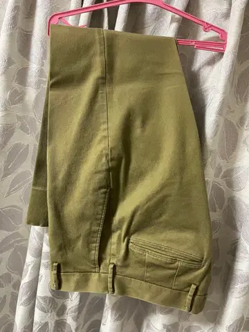 올리브색 치노 팬츠