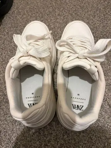 ZARA 화이트 스니커즈 통굽