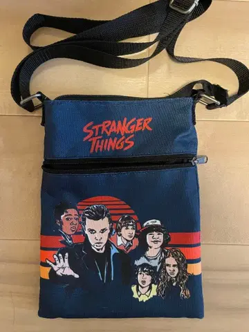 기묘한 이야기 미니 숄더백